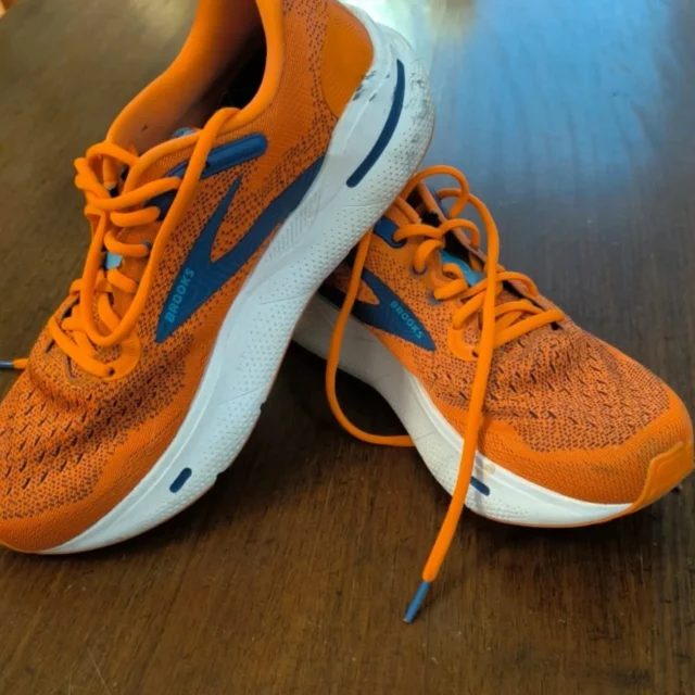 Letzten Sonntag habe ich nach längerer Zeit wieder meine Laufschuhe herausgeholt. Ich bin bei #wingsforlife mitgelaufen. Da geht es ja nur darum, dabei zu sein. Nein, ich habe mir ein Ziel gesetzt. Nur dabei zu sein, war für mich nicht genug. Ich habe mein Ziel erreicht. Aber um welchen Preis? Noch heute schmerzt mein rechtes Knie. Abends war ich völlig unrund. Ich wollte nicht nur mein Ziel erreichen und dabei sein, sondern ich wollte auch Anerkennung von meinem Papa. Ich saß mit 55 Jahren zu Hause und erwartete Anerkennung. 

Erst im Laufe der Woche merkte ich, dass da etwas völlig falsch läuft. Ich bin in eine Meditation zu meiner inneren Art gegangen. Bis ich erkennen konnte, dass es hier keine Lösung gibt. Die Erlösung kam erst, als ich mein inneres Kind ins Hier und Jetzt mitnehmen konnte. Wir sind Erwachsene, die noch immer der Anerkennung von damals nachlaufen. Nein! Wir sind Erwachsene, die hier und jetzt entscheiden können. 

Großartige Erwachsene – Menschen, die über ihr Kind hinausgewachsen sind. Klar, kraftvoll und in ihrer Eigenverantwortung. Ich sage das immer zu meinen Kunden, aber ich habe es für mich wieder einmal kurzzeitig vergessen. Ich lebe mein Leben und versuche Tag für Tag, meine Herzenswünsche umzusetzen. Ab und an vergessen wir alle, unseren Herzen zu folgen. 

Ich begleite meine Kunden dabei, sich dessen bewusst zu werden und ihrem Herzenstraum zu folgen.

Wenn du auch klar kraftvoll und grenzenlos deinem Herzen folgen möchtest schreibe mir
❤️Christina 

#medial #energie #energetik #hollistic #heilend #soulhome #spirit #spiritualität #home #architektur
#archtekt #bau #bauen #wohnen #bauvorhaben #projectmanagement #seele #zuhause #lieblingsplatz
#wohlbefinden #medium #wien #austria